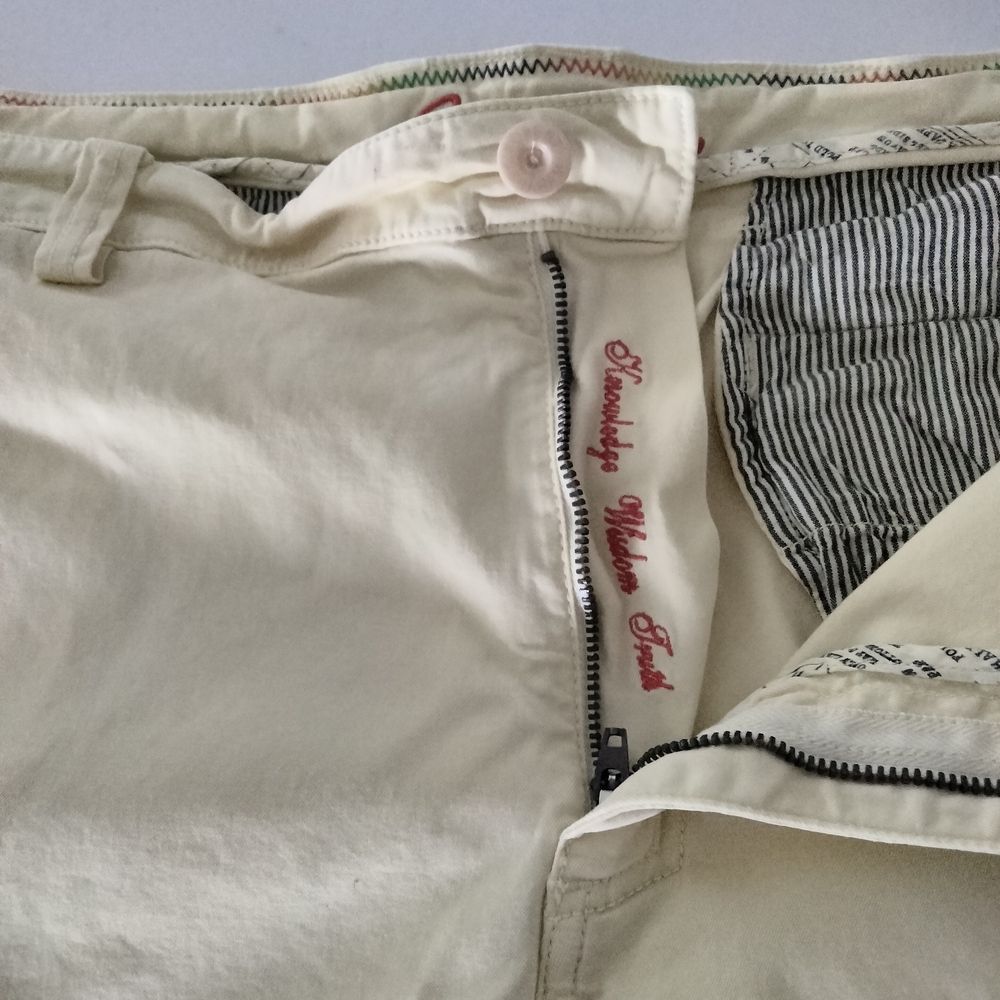 Robert Graham Cream Flat Front Shorts